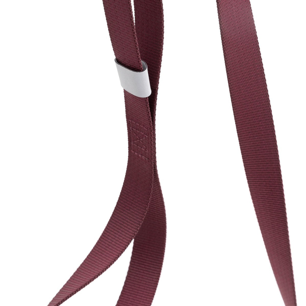 Weinrote Hundeleine aus Textil mit weißer Klemme zur Längenverstellung, ideal für Outdoor-Aktivitäten mit Hunden.