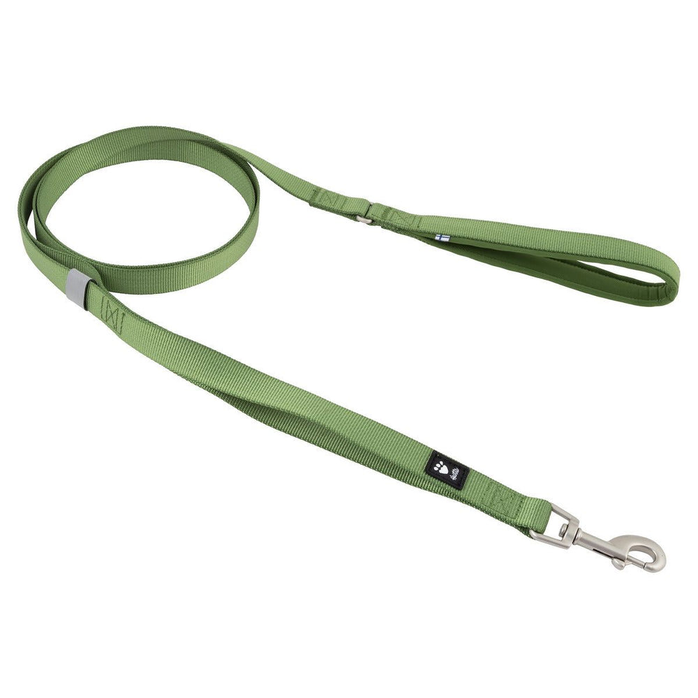 Grüne Hundeleine Weekend Warrior mit strapazierfähigem Material und Metallkarabiner. Ideal für tägliche Spaziergänge.