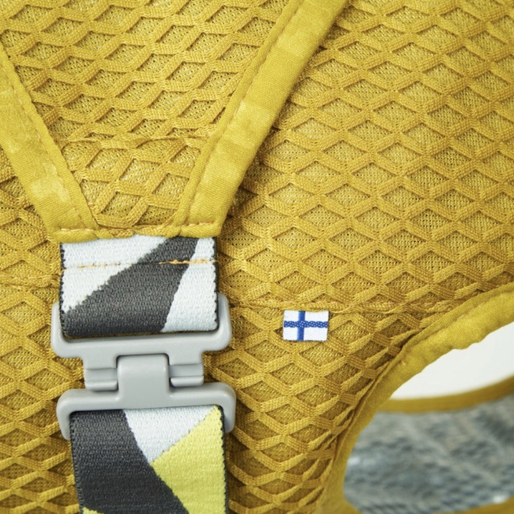 Gelbe Kühlweste mit grauer Schnalle und finnischer Flagge für effiziente Kühlung und Komfort.