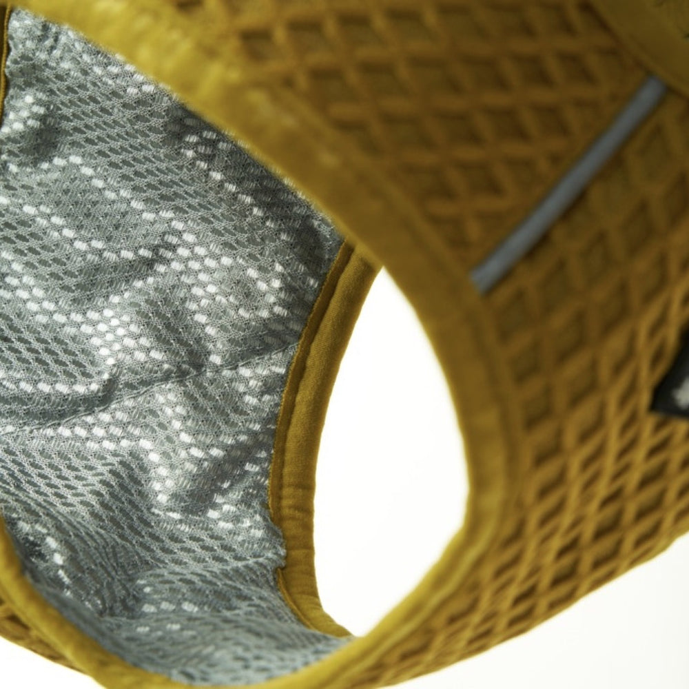 Kühlweste gelb mit Waffelstruktur und grauem Netzgewebe für optimale Kühlung und Atmungsaktivität.