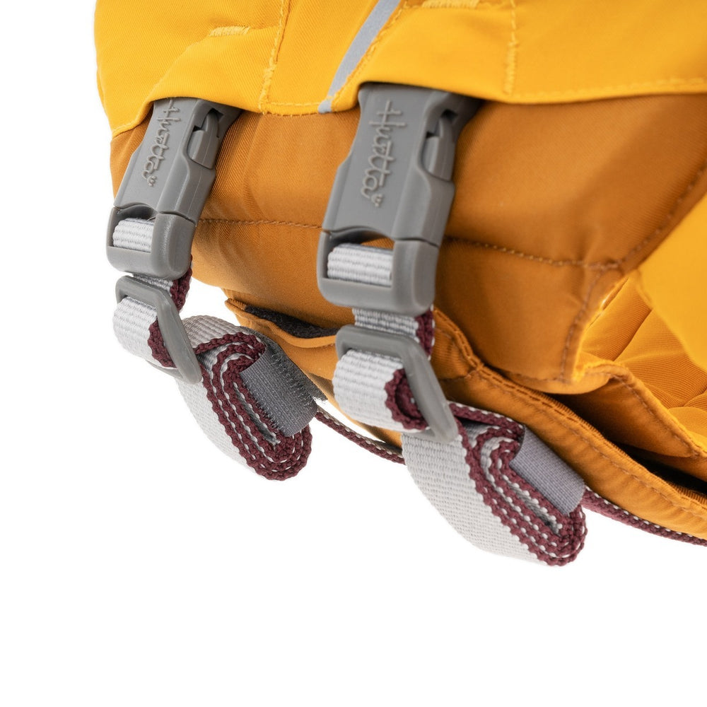 "Detailansicht der Schwimmweste Life Savior ECO mit gelber Tasche, grauen Schnallen und bunten Bändern."