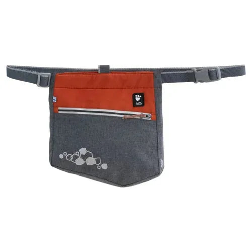 Graue Snackbeutel Treat Pocket ECO mit orangefarbenem Oberteil, Reißverschlusstasche und verstellbarem Gürtel.