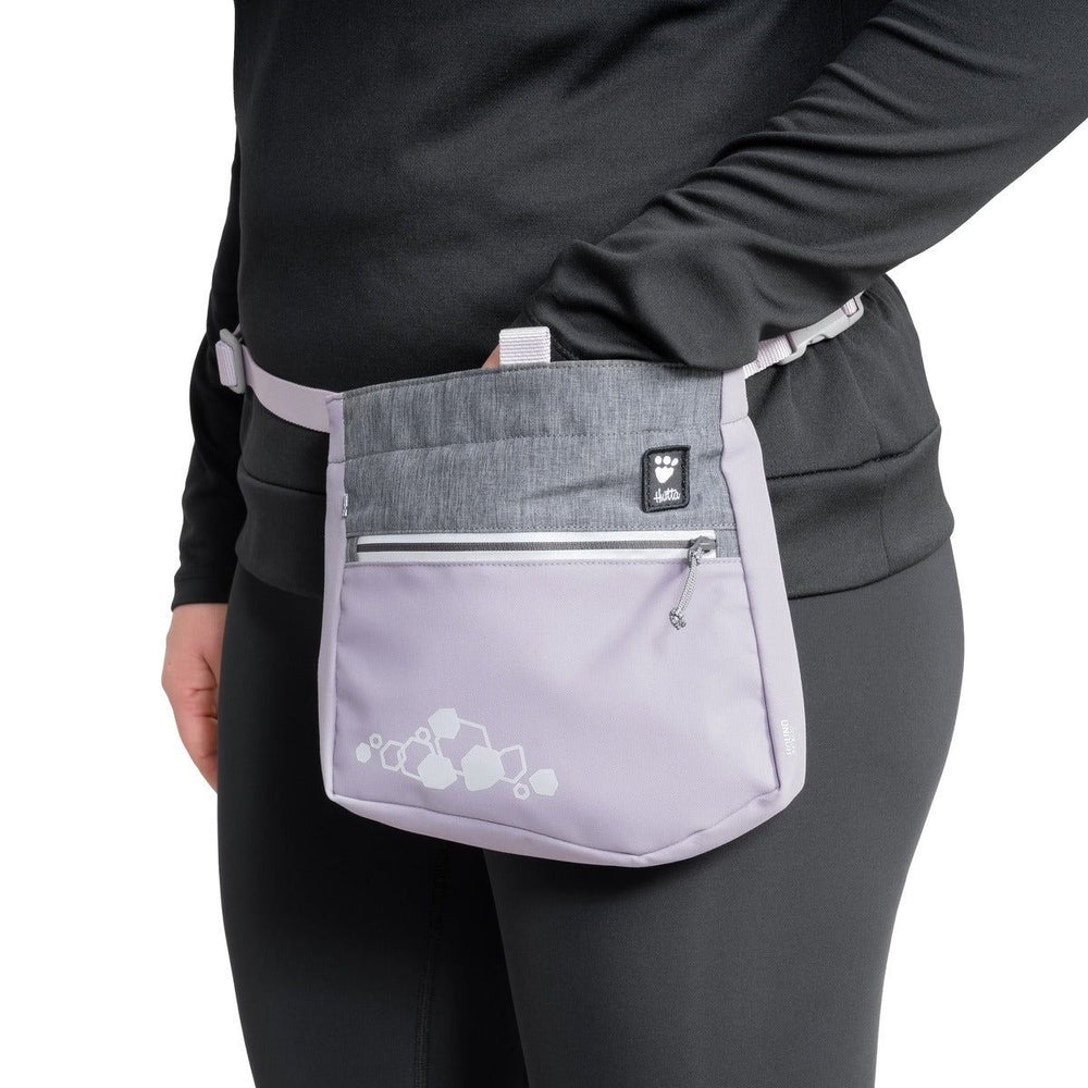 Person trägt graue Bauchtasche mit lila Muster, ideal für Snacks und kleine Gegenstände, praktisch für unterwegs.