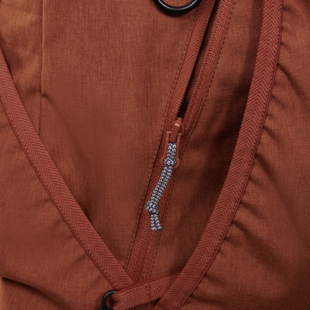 Brauner Rucksack mit Reißverschluss und grauer Schlaufe, robustes Material, passend zur Trainingsweste ECO