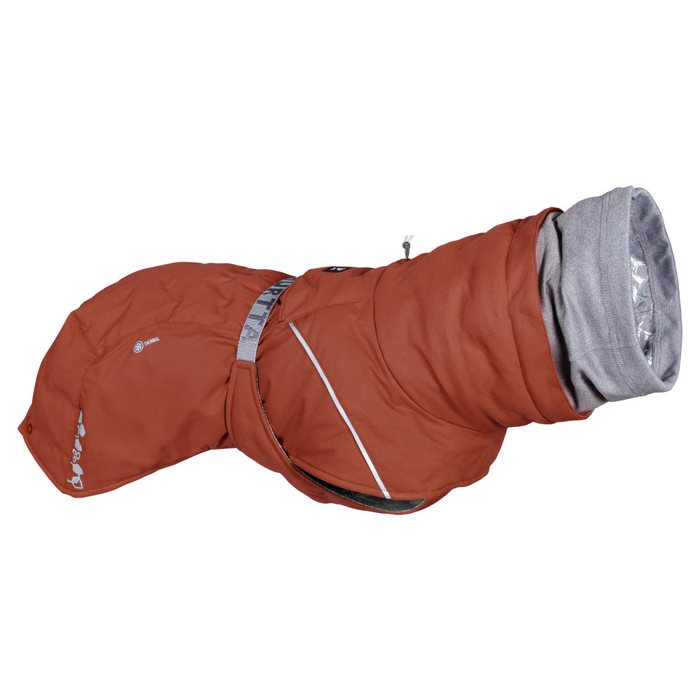 Hundemantel rot-braun mit grauen Akzenten, reflektierende Streifen, ergonomisch und verstellbar, ideal für kaltes Wetter.