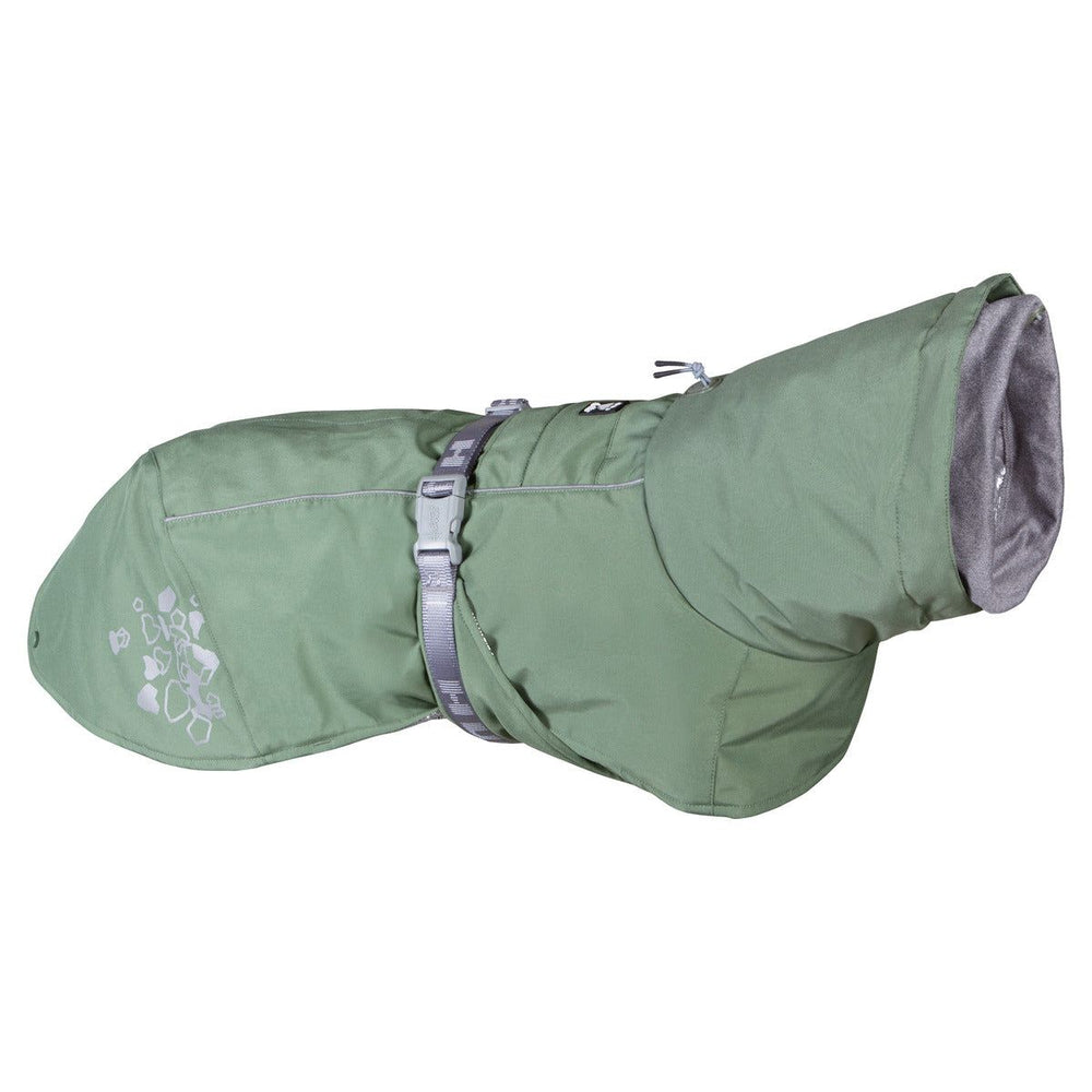 Grüner Hundemantel mit grauem Innenfutter, Gurtband und Pfotenmotiv, ideal für warme Hunde im Winter.