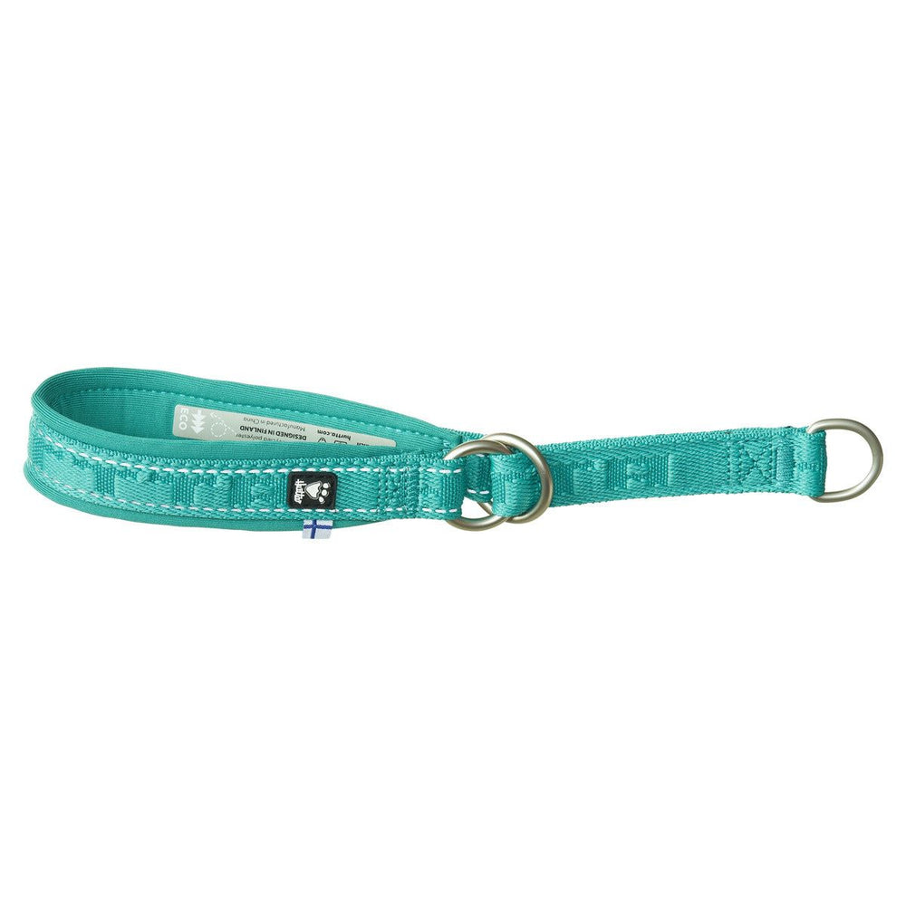 Türkisfarbenes Zug-Stop-Hundehalsband aus verstärktem Nylongewebe mit Metallringen, Pfotenabdruck-Aufnäher und kleiner Flagge. ECO-Design.