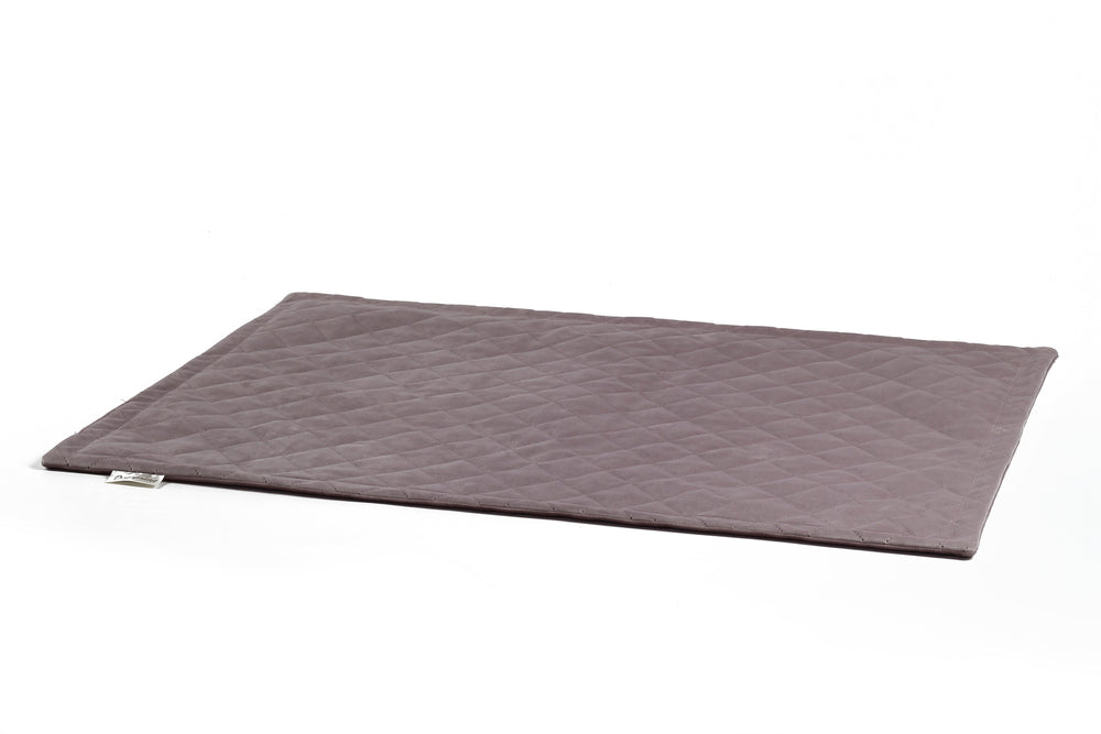 Hundedecke Caro in schlichtem Grau mit diagonal gestepptem Muster, weich gepolstert für gemütliche Hundemomente.