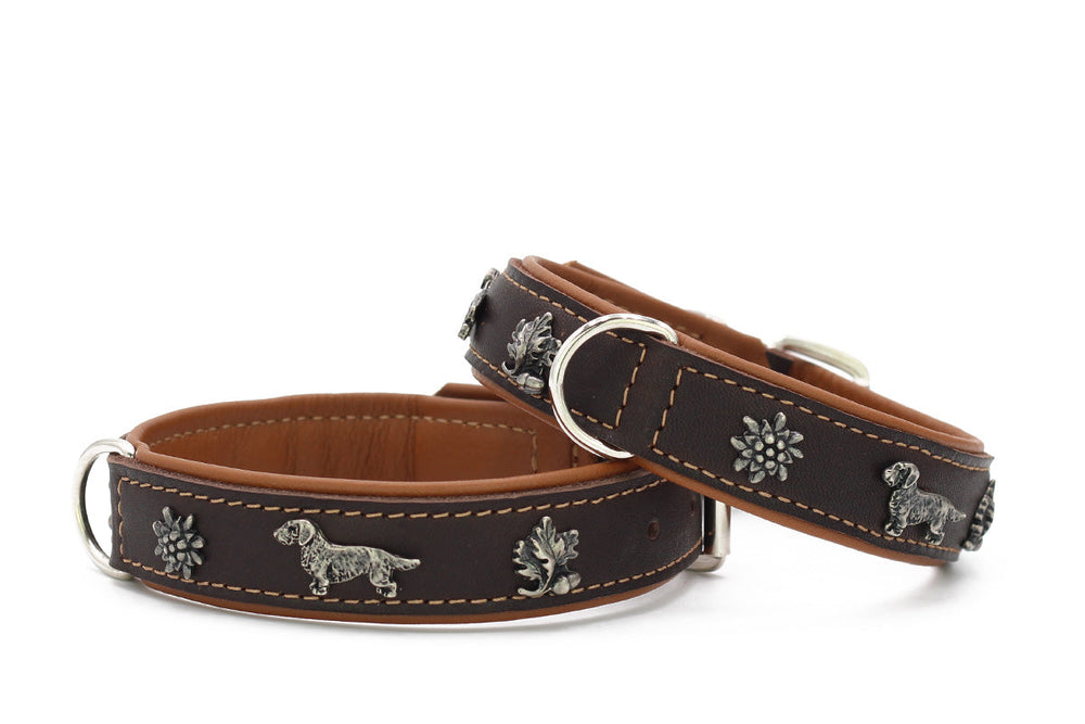 Braune Leder-Hundehalsbänder für Dackel mit silberfarbenen Verzierungen von Tieren und Blumen. Ideal für stilvolle Hunde.