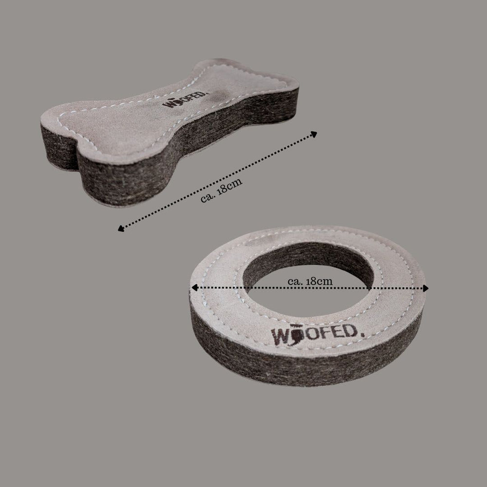 Natürliches Hundespielzeug in Form eines Knochens und Rings aus grauem Filz, ideal für verspielt Hunde.