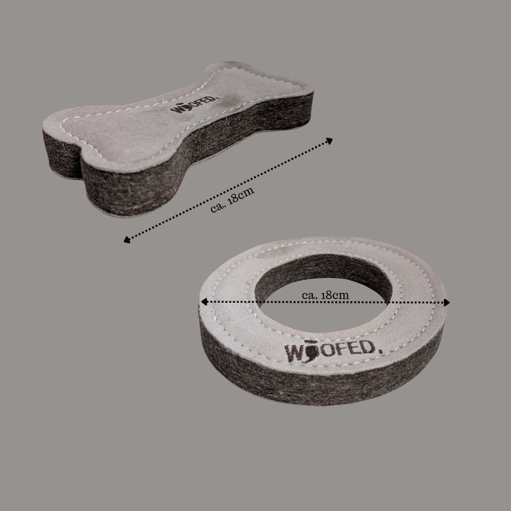 Natürliches Hundespielzeug in Form eines Knochens und Rings aus grauem Filz, ideal für verspielt Hunde.