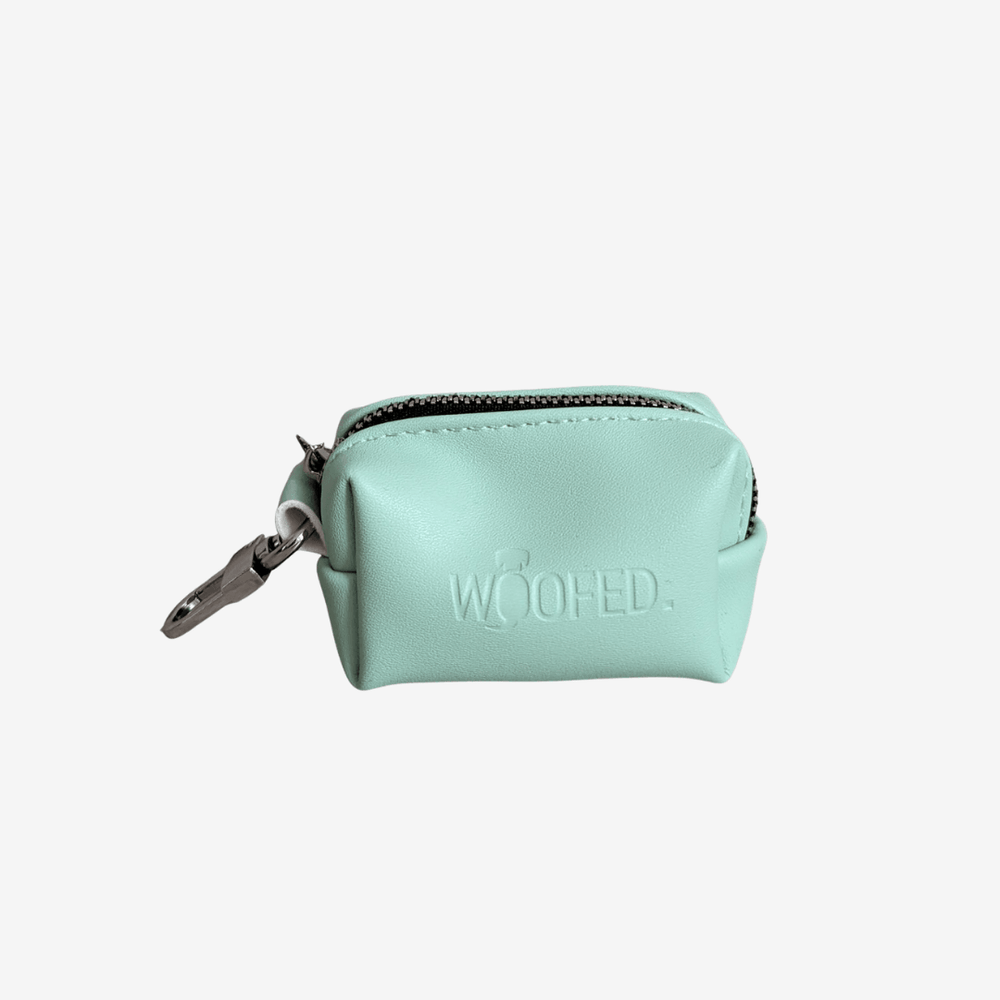 Kotbeutelspender WOOFED aus mintgrünem Kunstleder mit Reißverschluss, stylisch und nachhaltig für Hundebesitzer.