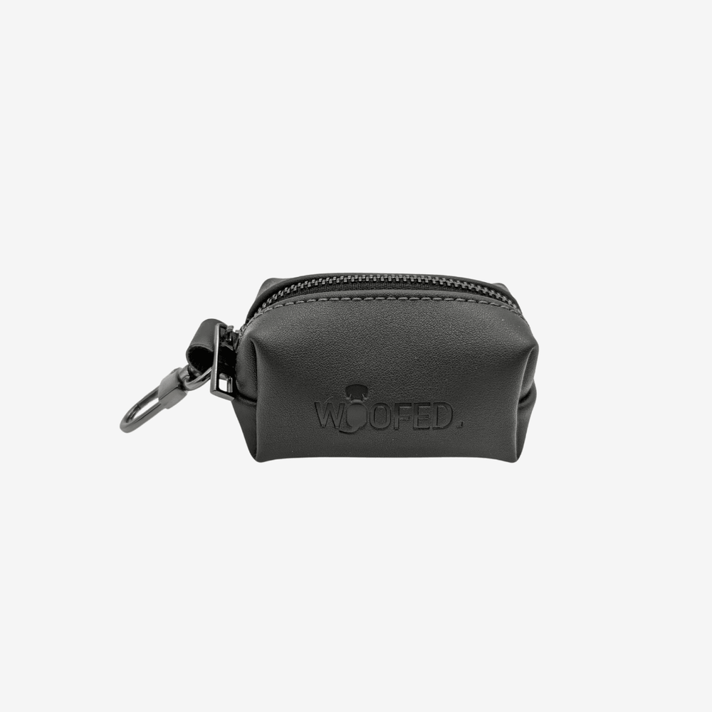 Kotbeutelspender aus veganem Kunstleder in Schwarz mit Reißverschluss und Karabiner für Hundebesitzer.