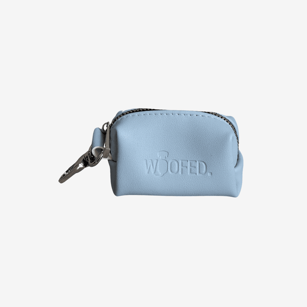 Kotbeutelspender WOOFED. aus veganem Kunstleder in Hellblau mit Reißverschluss für praktische Gassirunden.