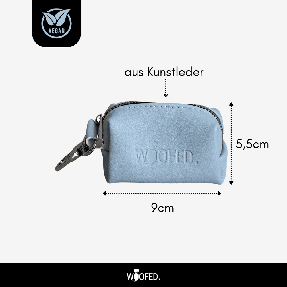 Kotbeutelspender WOOFED aus veganem Kunstleder in Hellblau mit Reißverschluss und Karabiner, praktisch für Hundebesitzer.