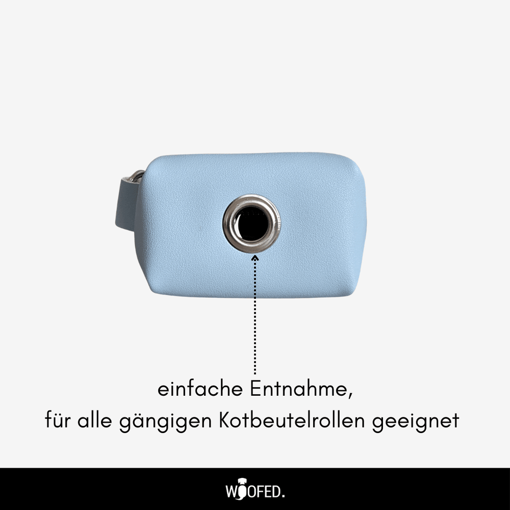 blauer Kotbeutelspender von WOOFED mit einfachem Entnahme-Mechanismus, vegan und stylisch, für gängige Kotbeutelrollen geeign