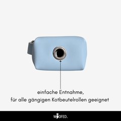blauer Kotbeutelspender von WOOFED mit einfachem Entnahme-Mechanismus, vegan und stylisch, für gängige Kotbeutelrollen geeign