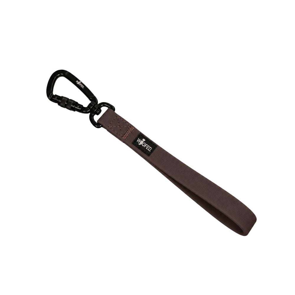Braune Hundeleine WOOFLEX® mit stabilem Karabinerhaken und gepolsterter Griffschlaufe im schlichten Design.