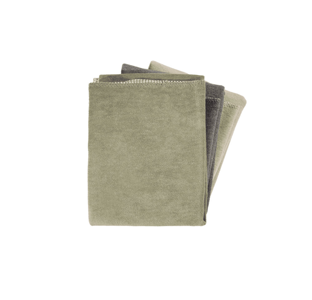 "Stilvolle Wendedecke REVERSO in sanften Farben: Grüntöne, Grau und Beige aus samtigem Material."