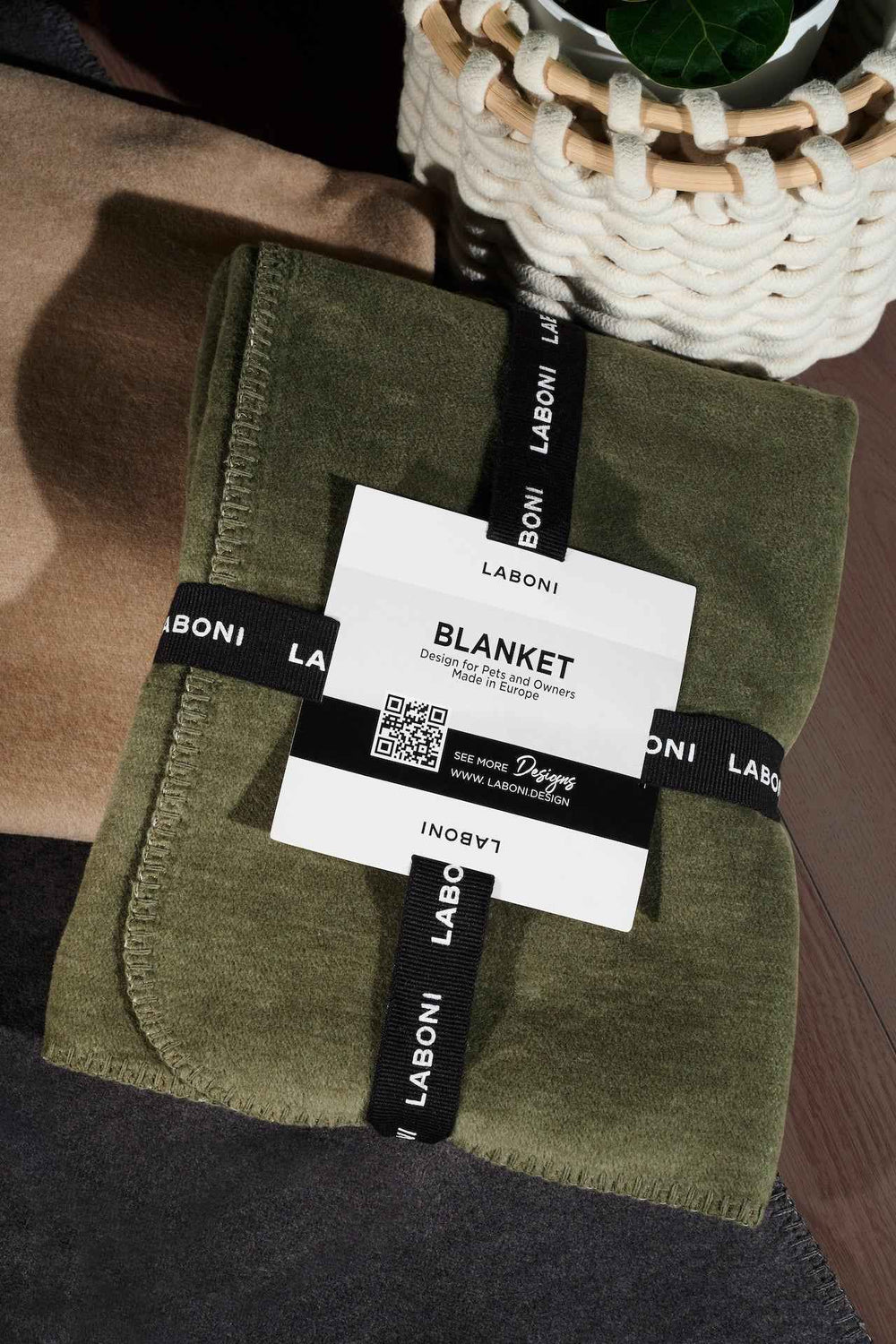 "Stilvolle Wendedecke REVERSO in Grün von LABONI, harmonisch kombiniert mit braunen und dunklen Decken."