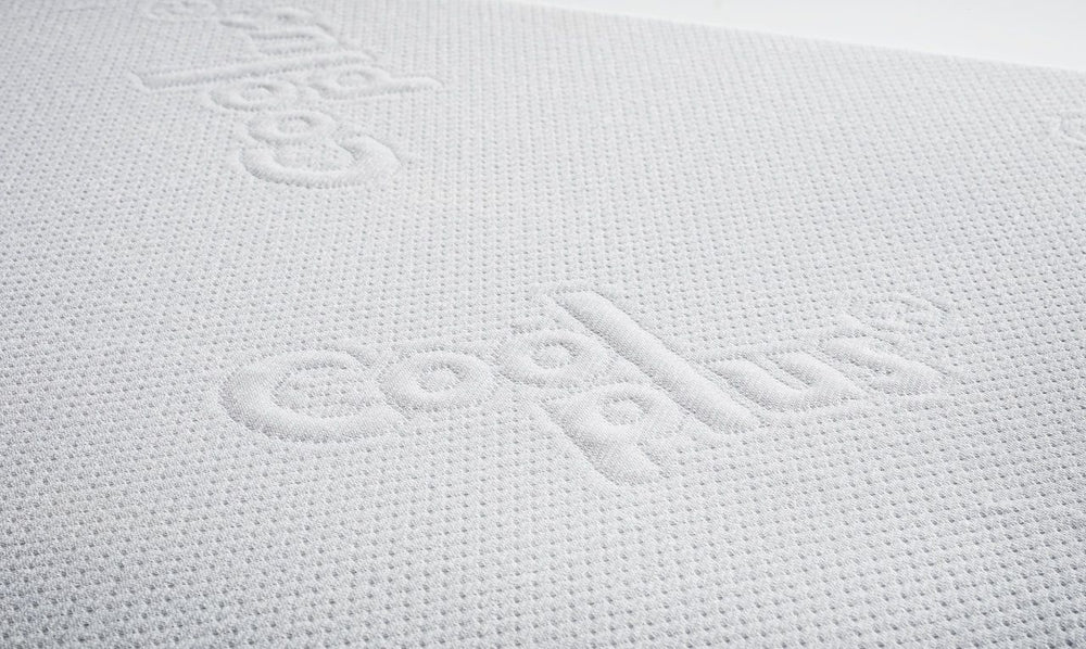 Kühlendes ORTHO Hundebett OXFORD mit waffelartiger Struktur und eingeprägtem "Cool plus" Logo für optimalen Komfort.
