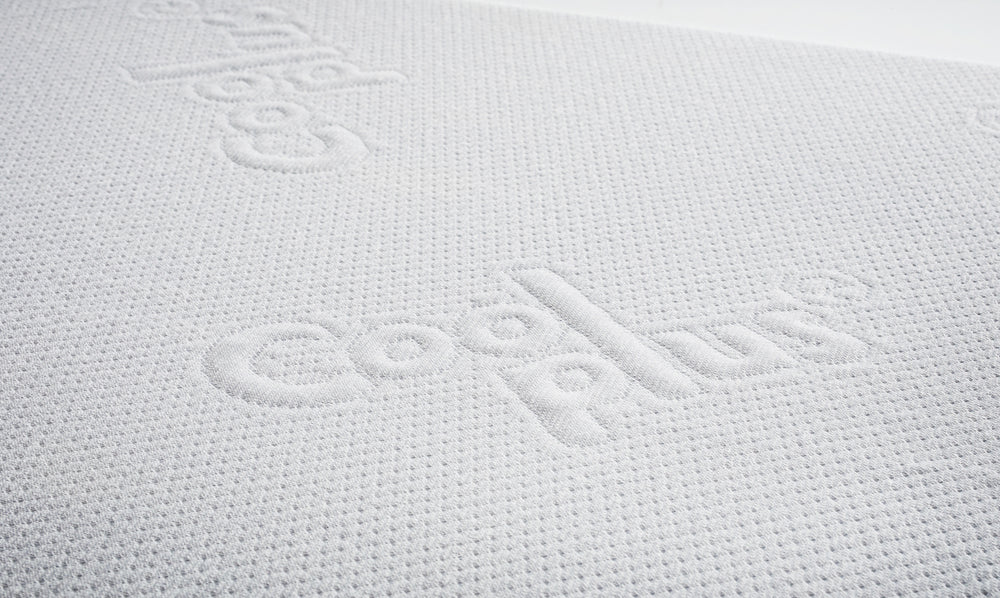 Kühlendes ORTHO Hundebett OXFORD mit waffelartiger Struktur und eingeprägtem "Cool plus" Logo für optimalen Komfort.