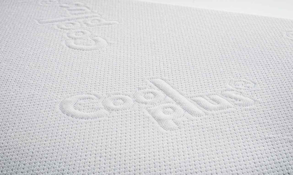 "OrthoMattress für Hunde: atmungsaktive, strukturierte Oberfläche mit Coolplus-Technologie für gesunden Schlaf."