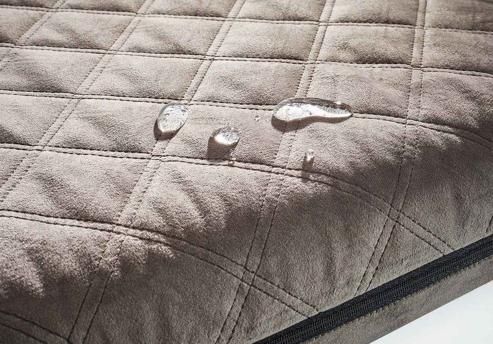 ALT-Text: Beiges OXFORD Hundebett mit gepolsterter Oberfläche, wasserabweisend und rautenförmig gequiltet. Ideal für gemütliche Ruhezonen.