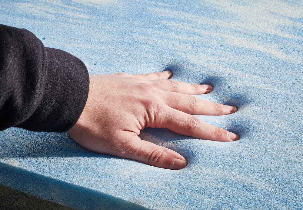 "Orthopädisches Hundebett TUDOR in blau mit weicher, strukturierter Oberfläche für optimalen Liegekomfort."