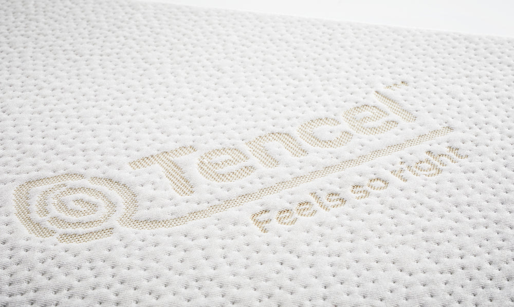 Orthopädisches Hundebett VITO mit Tencel™-Logo und dem Slogan "Feels so right" in goldener Schrift auf der Matratze.