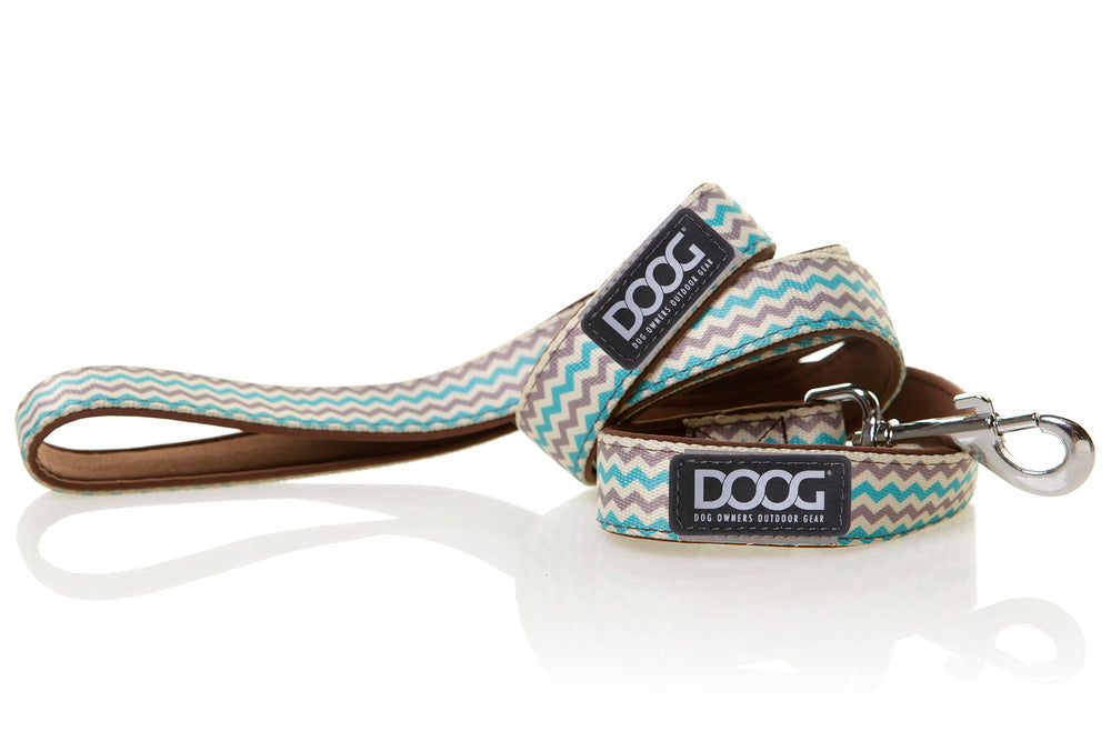 Neopren-Hundeleine von DOOG in Beige, Blau und Braun mit Wellenmuster und robustem Karabinerhaken.