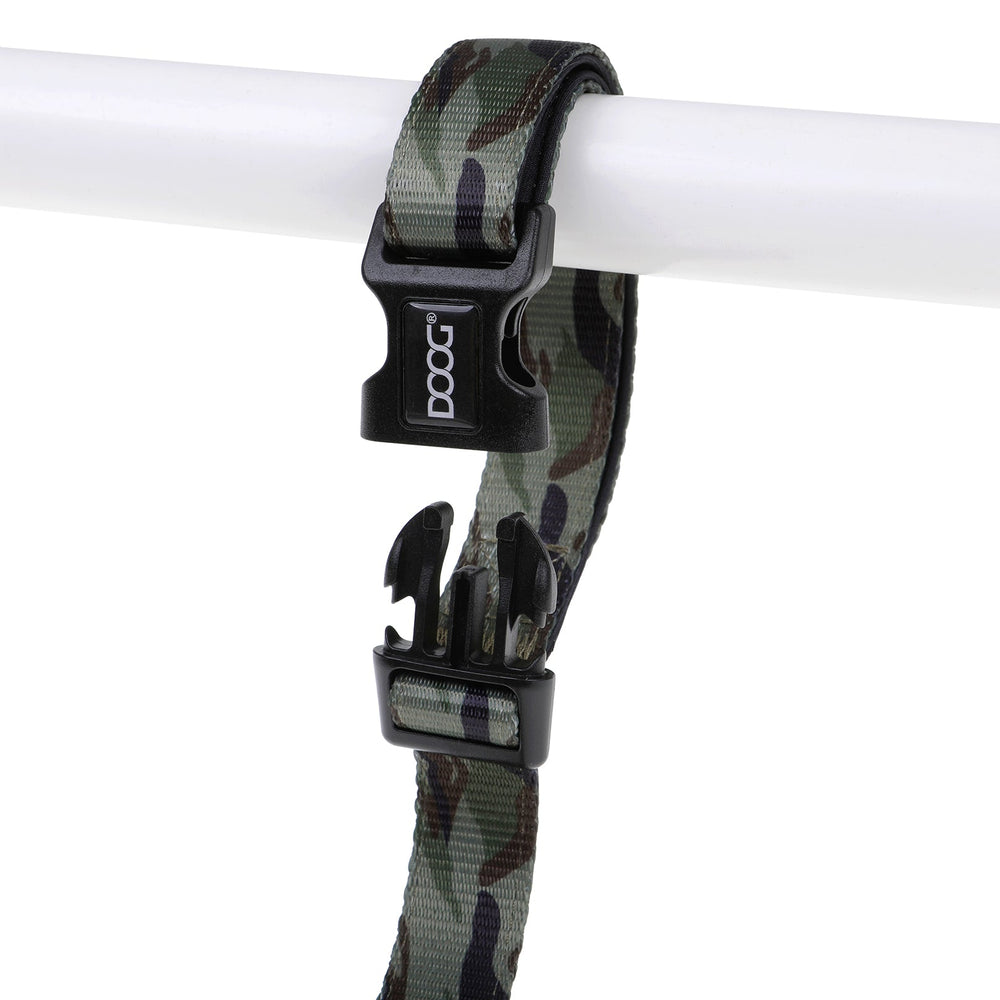 Camouflage Hundehalsband mit schwarzer Schnalle an Stange, aus strapazierfähigem Textilmaterial gefertigt.