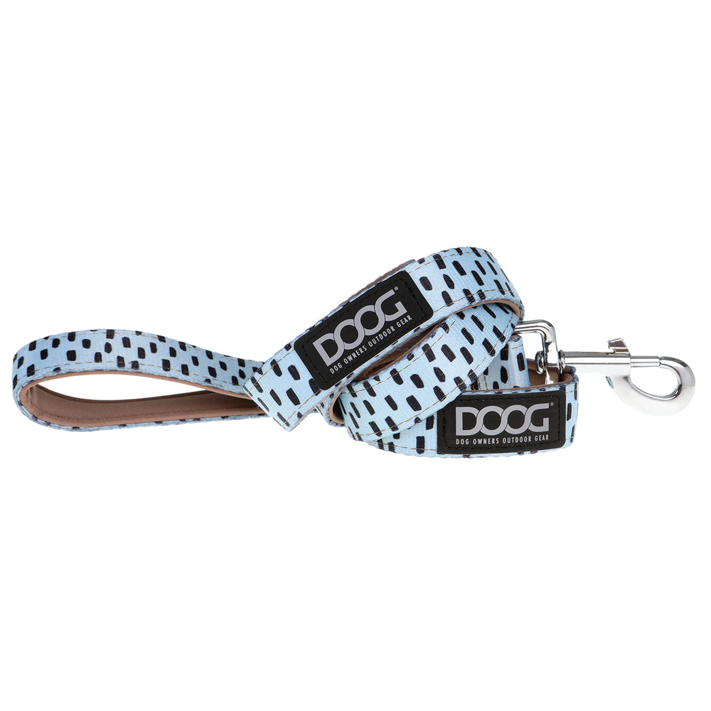 Gepolsterte DOOG Neoprene Hundeleine in Blau und Schwarz mit metallischem Karabinerhaken für sicheres Anbringen.