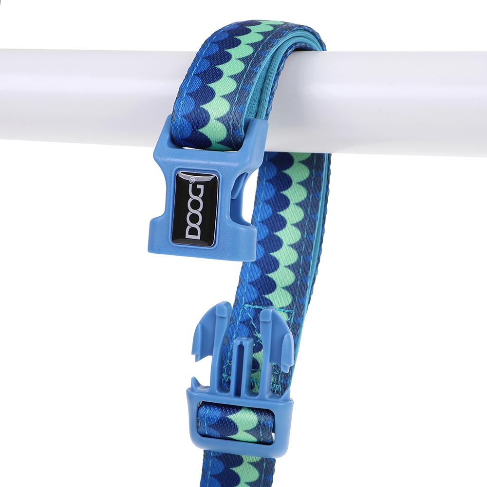 Bunte Hundeleine Clip-It mit Wellenmuster in Blau und Grün, befestigt an einer weißen Stange. Freihändiges Design für Spaziergänge.