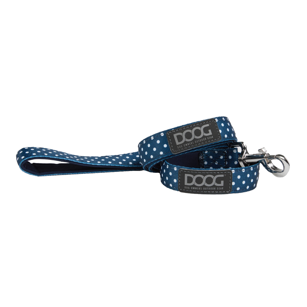 Dunkelblaue Neopren-Hundeleine mit weißen Punkten, stabiler Karabiner und gepolsterter Griff für Komfort.