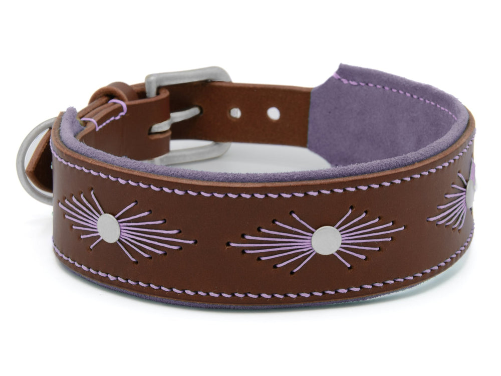 Braunes Lederhalsband WOODSTOCK für Hunde, mit lila Mustern, stabiler Metallverschluss und weicher Innenseite.