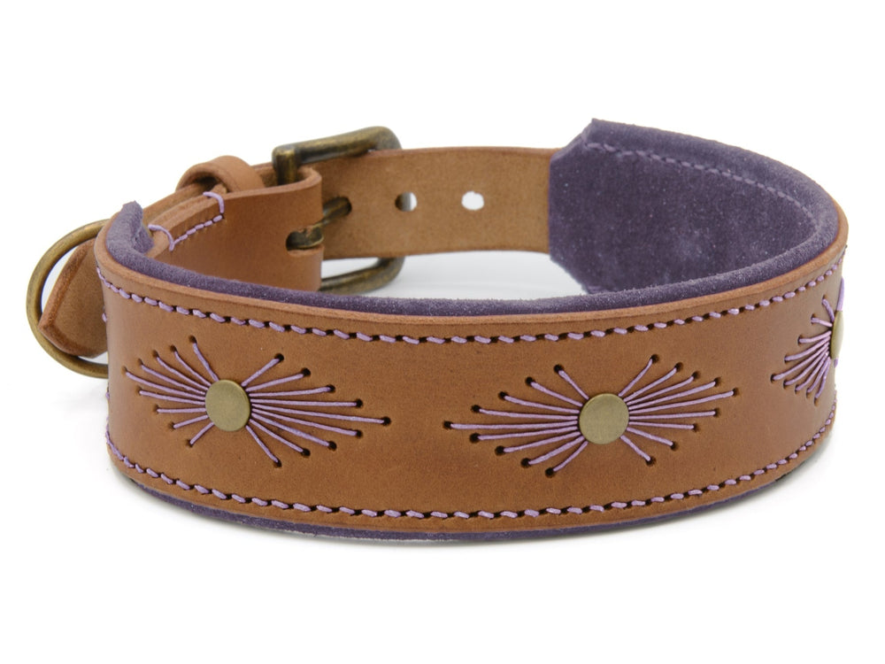 Braunes Lederhalsband WOODSTOCK mit lila Akzenten und goldfarbener Stickerei in Strahlenform und runden Details.