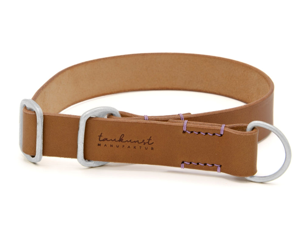Braunes Lederhalsband mit silbernen Metallschnallen und lila Nähten, geprägt mit "tankunst MANUFAKTUR".