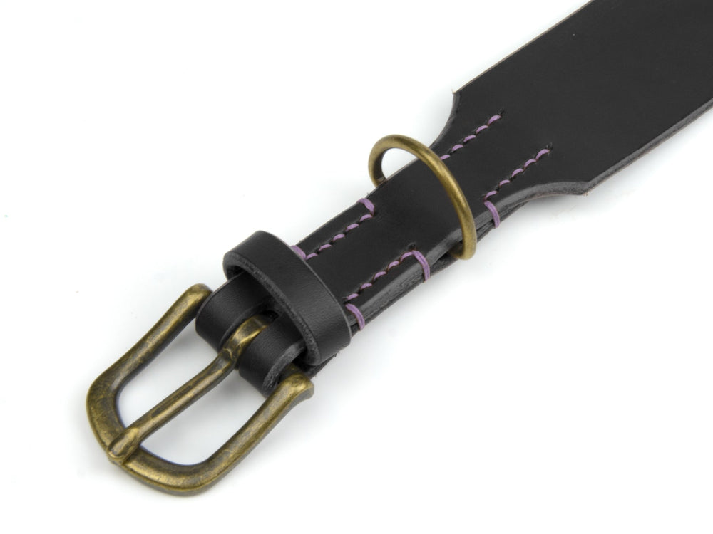 Schwarzes Lederhalsband mit bronze-farbener Schnalle und lila Nähten, elegantes Design mit zusätzlichem Ring.