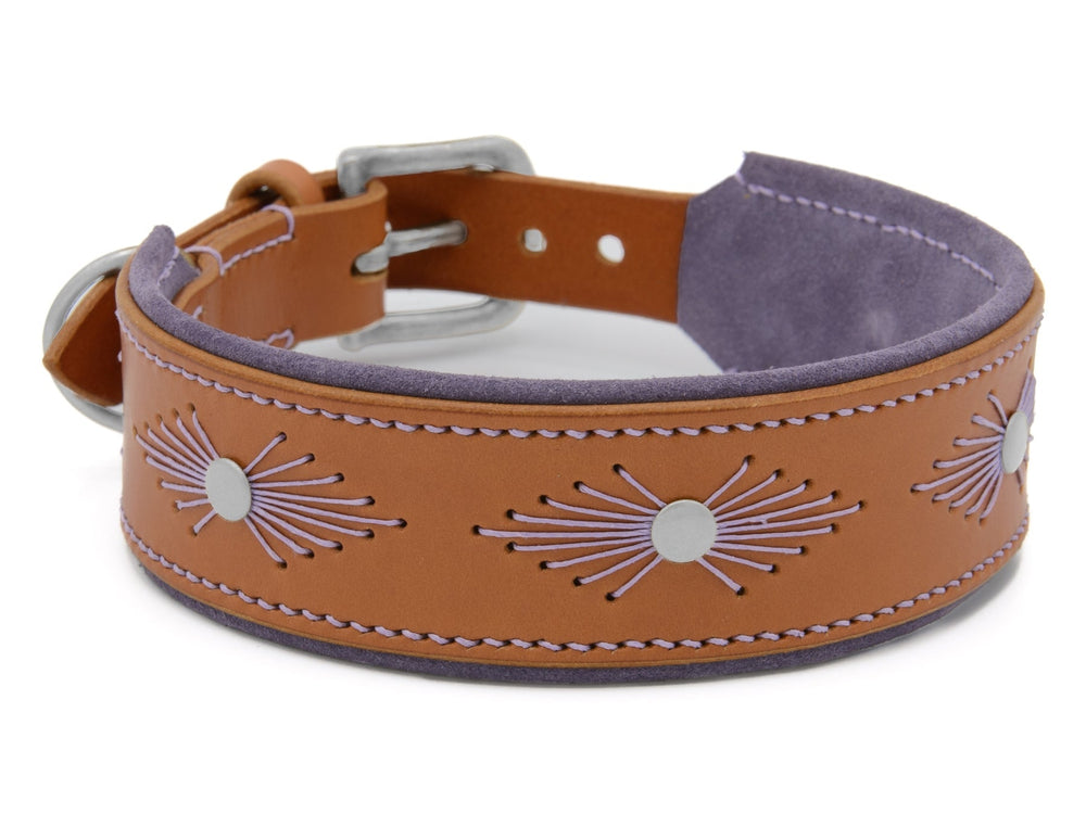 "Braunes Lederhalsband WOODSTOCK mit lila Innenseite und silbernen Nieten für stilvolle Hunde."