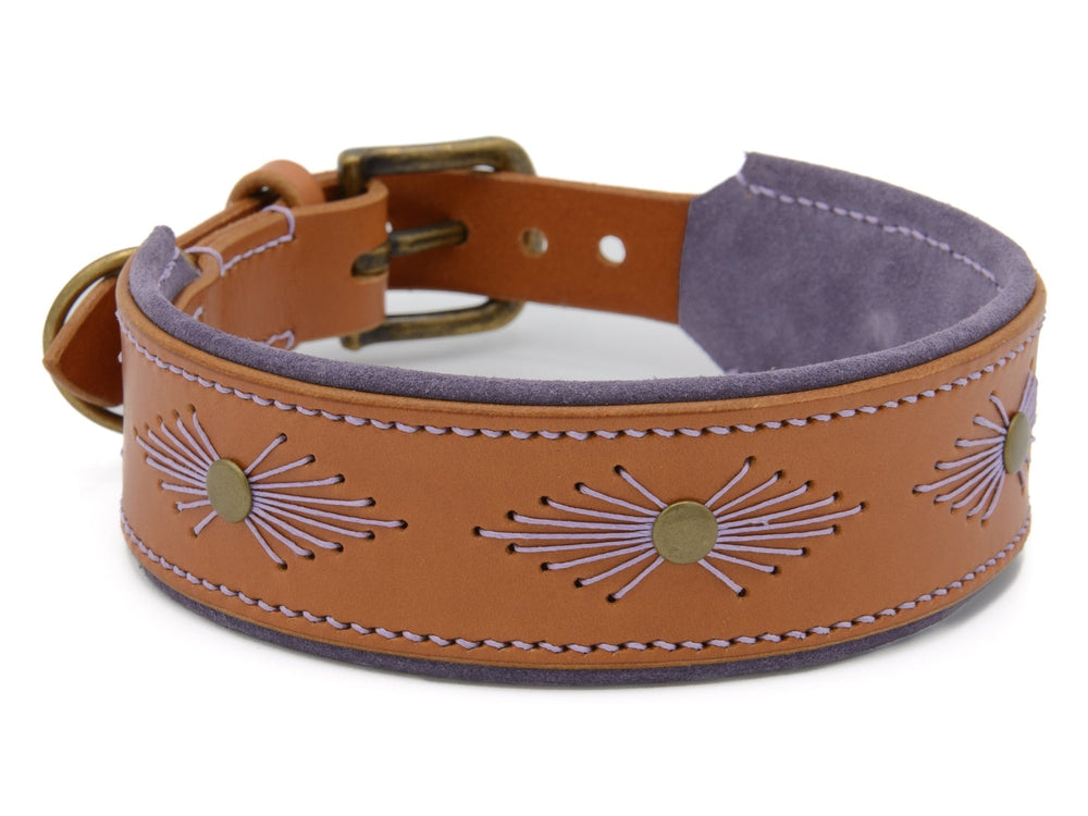Hunde-Lederhalsband WOODSTOCK in Braun mit lila Innenfläche und gestickten Sonnenstrahlen-Mustern.