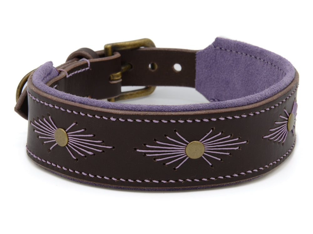 Braunes Lederhalsband WOODSTOCK mit lila Stickereien, goldenen Druckknöpfen und weicher Polsterung, ausgestattet mit Metallschließe.