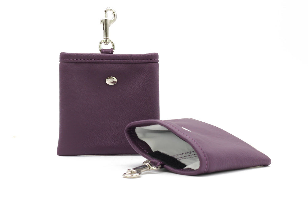 Lila Lederetui mit silbernem Druckknopf und Clip, geöffnet mit sichtbarem Innenfutter zum Aufbewahren von Leckerlis.
