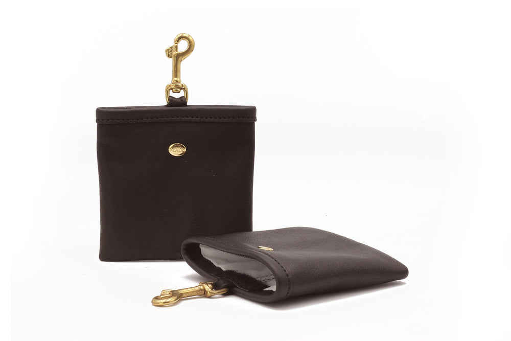 Elegante schwarze Leder-Geldbörse mit goldfarbenem Karabinerhaken, offen und geschlossen abgebildet.