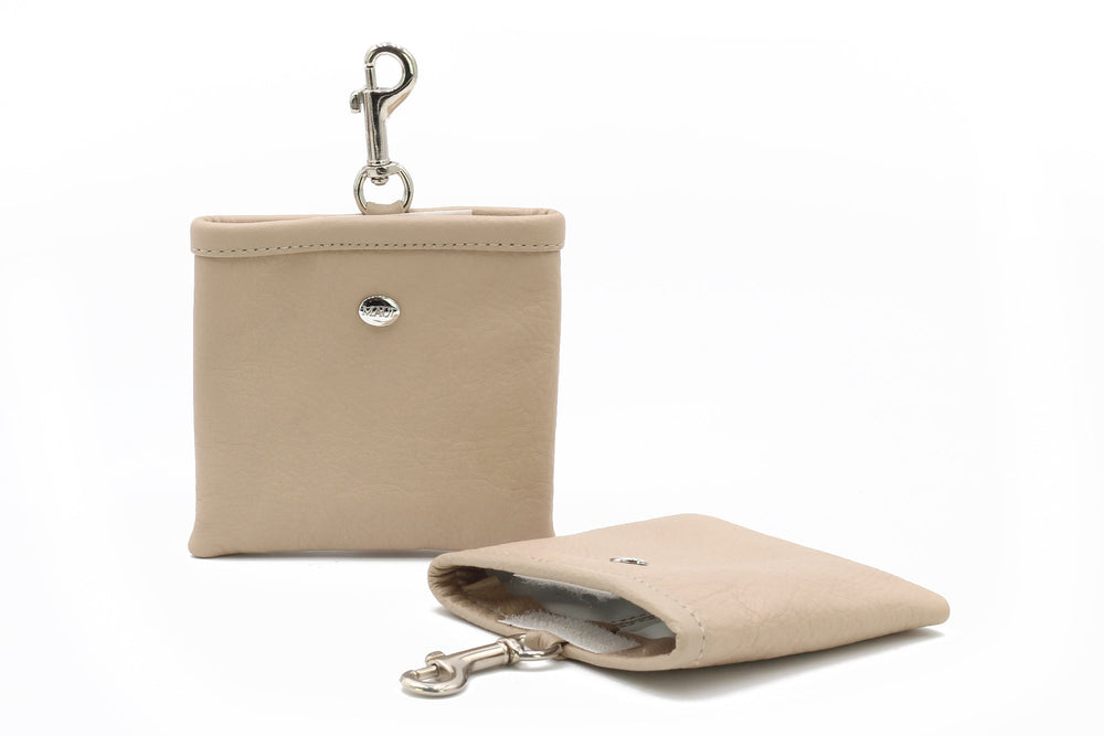 Beige Leder-Karten- und Schlüsselhalter mit Karabinerhaken und Druckknopfverschluss-Tasche.