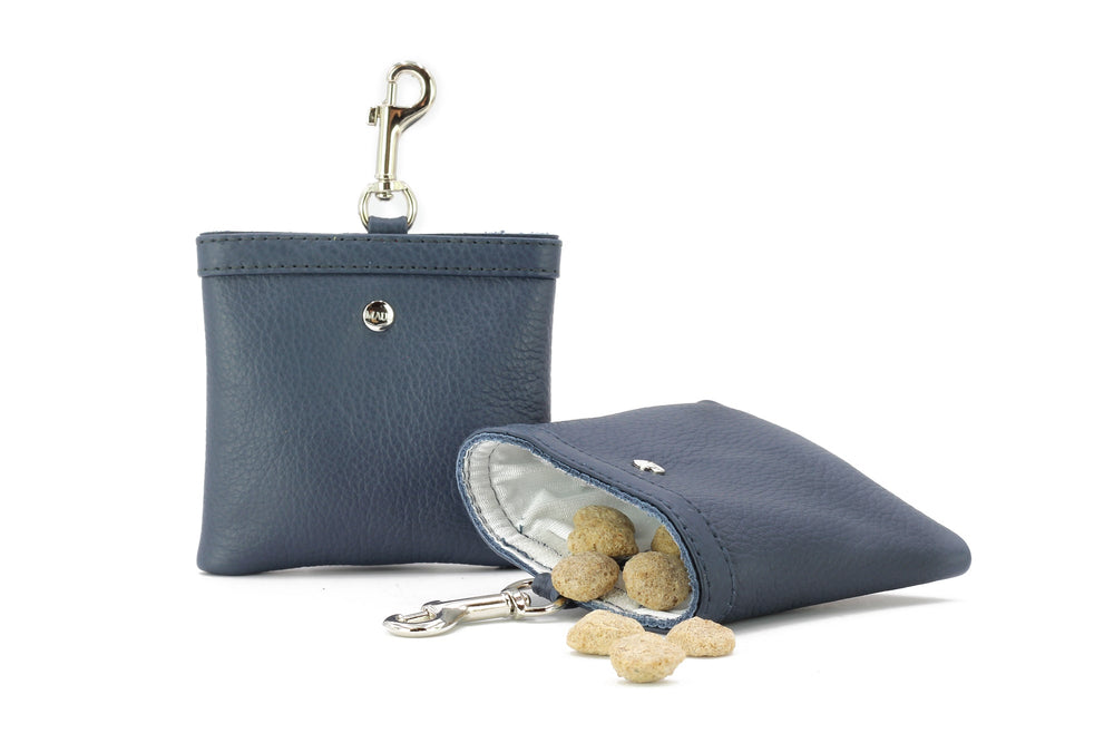 Blauer Leder-Geldbeutel mit Schlüsselring und Snacks, ideal für Leckerlis unterwegs.