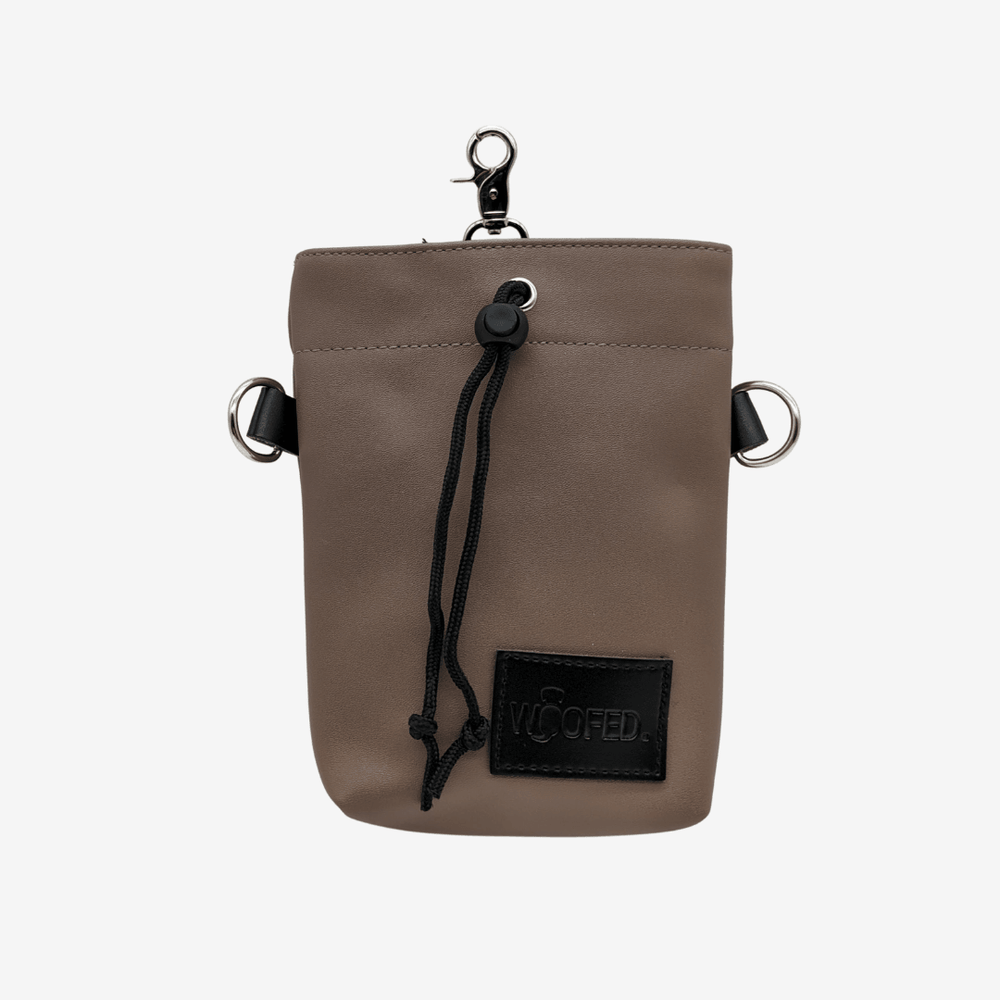 Leckerlibeutel aus veganem Kunstleder in Braun mit Kordelzugverschluss und Karabinerhaken für Hundeleckerlis.