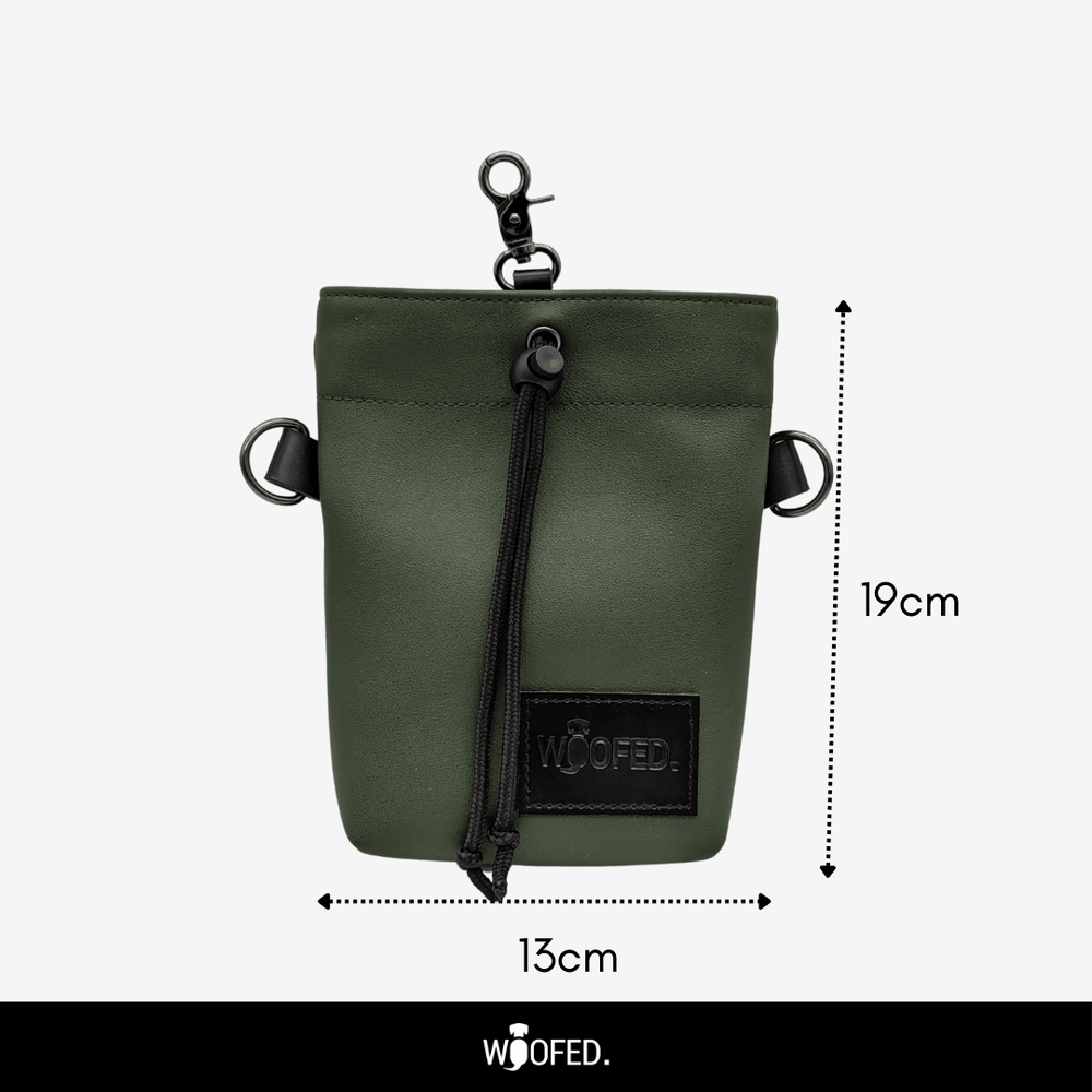 Leckerlibeutel von WOOFED in Army Green, veganes Kunstleder, ideal für Gassirunden und Snacks, mit Zugbandverschluss.