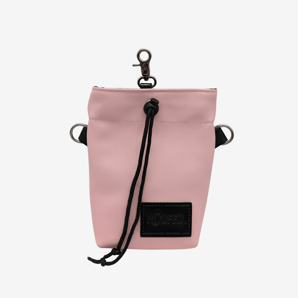 Leckerlibeutel von WOOFED in Rosa mit Kordelzug und Karabiner, ideal für Snacks und Hundezubehör, wetterfest und stylisch.
