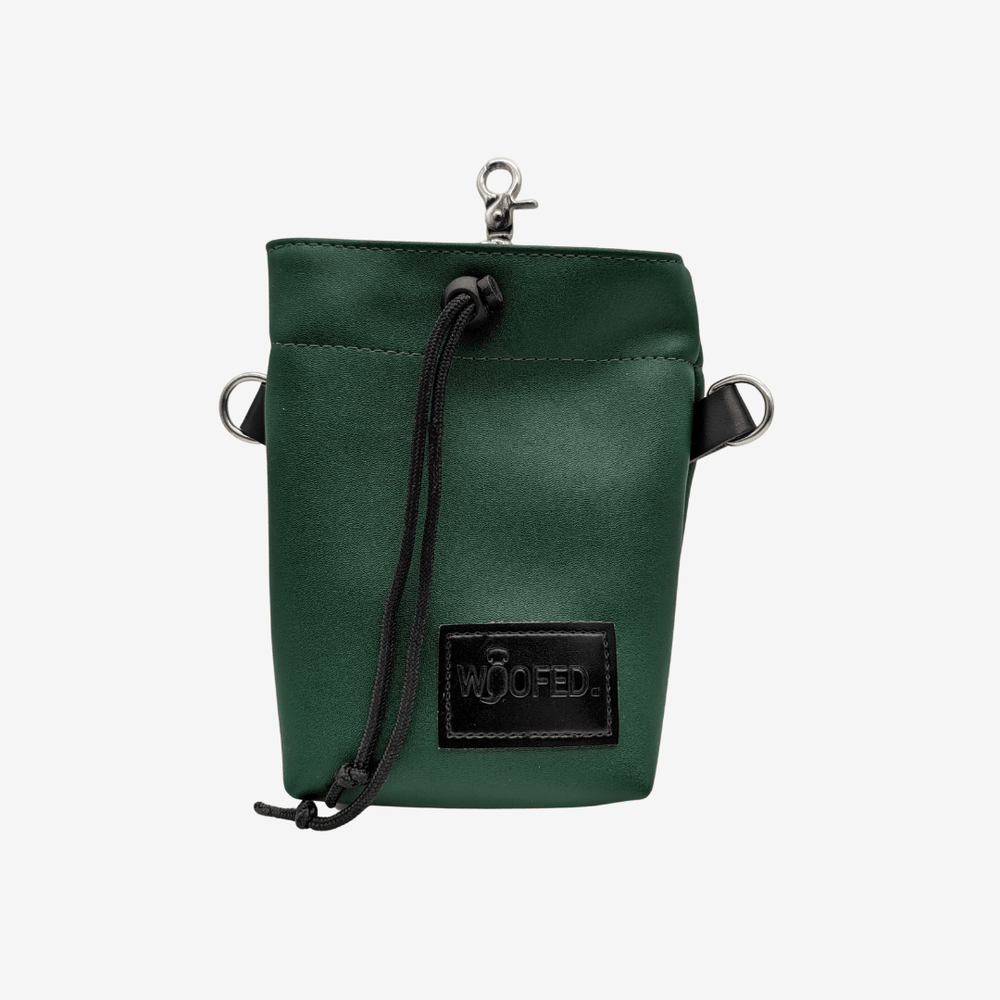 Leckerlibeutel in Army Green mit Kordelzugverschluss und WOOFED-Logo für Hundeleckerlis und Snacks.
